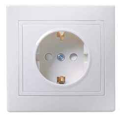 Розетка скрытой установки 1-мест. с/з с з/ш в рамке 16А белый IP20 KVARTA IEK (РФ)