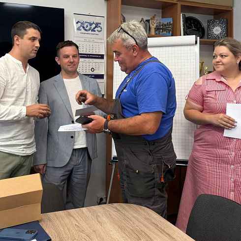 Награждение сотрудников со стажем работы в компании более 5 лет 