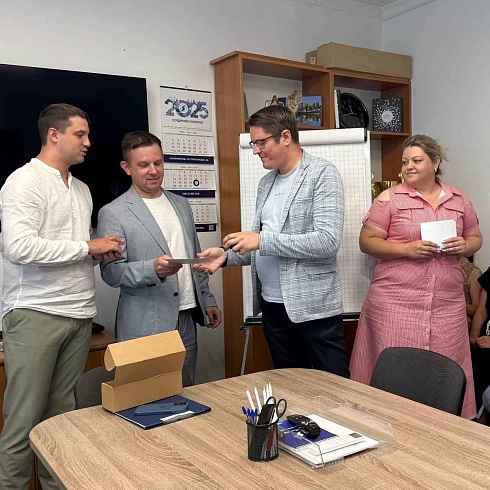 Награждение сотрудников со стажем работы в компании более 5 лет 